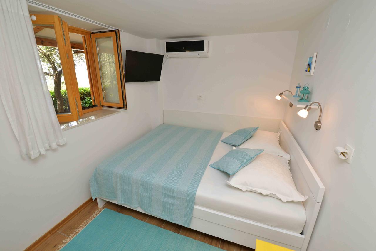 Sea Side Apartment Murter Buitenkant foto