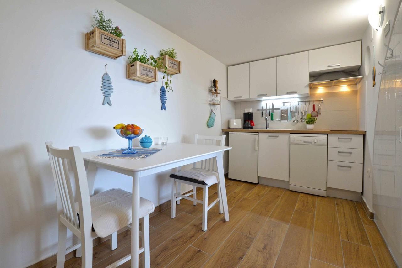 Sea Side Apartment Murter Buitenkant foto